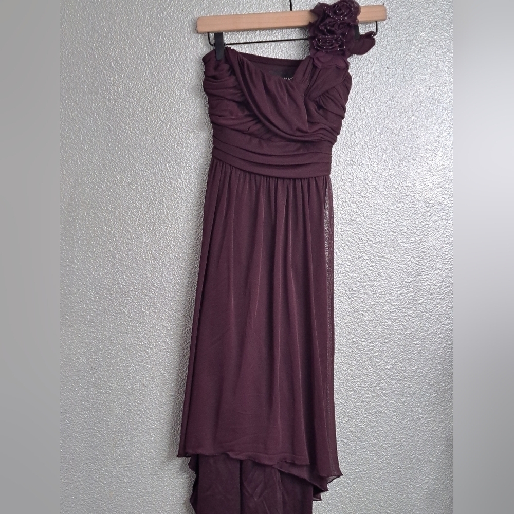 DB Studio One Flowered Shoulder With Sweetheart Neckline.  Size M (8-10)